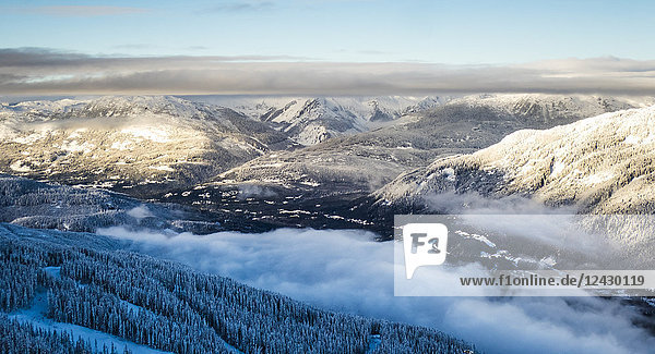 Majestätische Aussicht auf schneebedeckte Berge und Täler im Winter  Whistler  British Columbia  Kanada