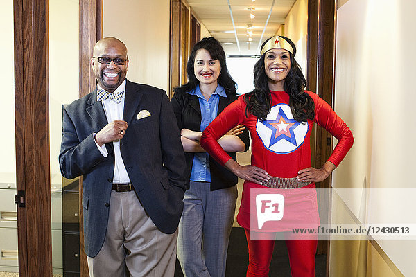 Schwarze Superheldin und ihr Team aus gemischtrassigen Büroangestellten.