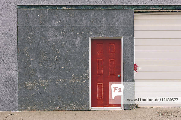 Rot lackierte Tür und Außenseite der Garage in der Nähe von Robsart  Saskatchewan  Kanada.