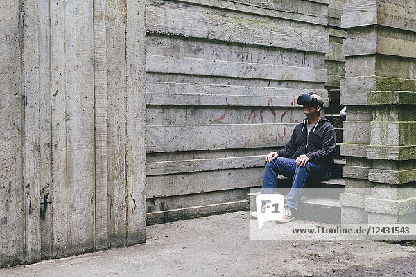Ein Mann mittleren Alters mit einem Virtual-Reality-Headset.