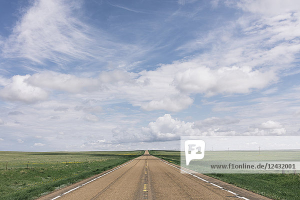 Offene Straße durch weite Prärie und Ackerland  Saskatchewan  Kanada.