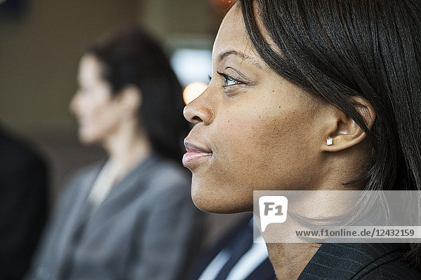 Nahaufnahme-Seitenansicht einer schwarzen Geschäftsfrau in einer Besprechung.
