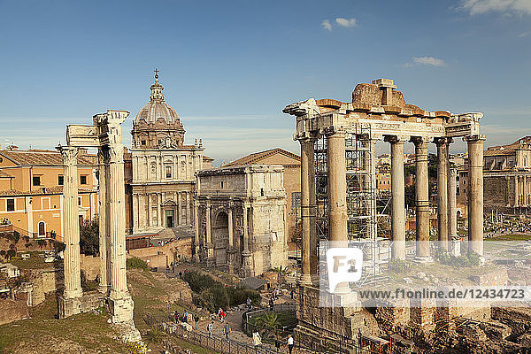 Forum Romanum (Foro Romano)  Saturntempel und Septimius-Severus-Bogen  UNESCO-Weltkulturerbe  Rom  Latium  Italien  Europa