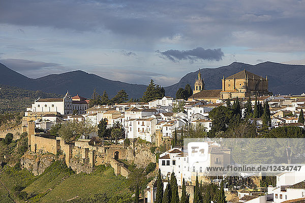 Blick über die alte weiße Stadt und die Iglesia de Santa Maria la Mayor  Ronda  Andalusien  Spanien  Europa