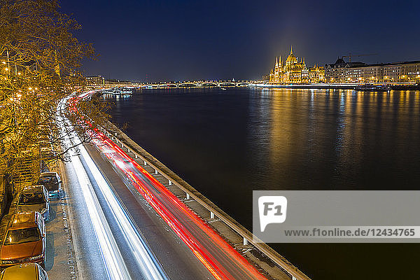 Lichterkette entlang der Donau und ungarisches Parlamentsgebäude bei Nacht  Budapest  Ungarn  Europa