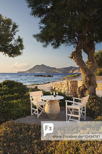 Weißweinflasche und Gläser auf dem Tisch der Nefeli Sunset Studios  Pollonia  Milos  Kykladen  Ägäisches Meer  Griechische Inseln  Griechenland  Europa