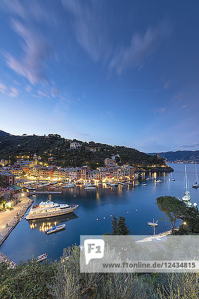 Erhöhte Ansicht des Hafens und des Dorfes Portofino in der Abenddämmerung  Provinz Genua  Ligurien  Italien  Europa