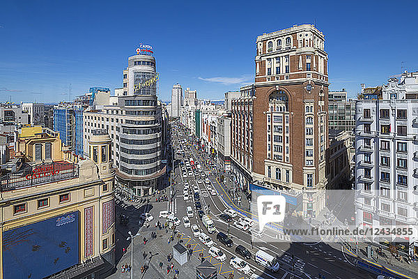 Blick von einem hohen Gebäude auf die Plaza del Callao und die Gran Via  Madrid  Spanien  Europa