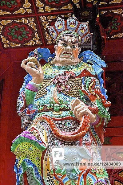 Statue von Virupaksa  einem der vier himmlischen Könige im Wong-Tai-Sin-Tempel  Hongkong  China  Südostasien