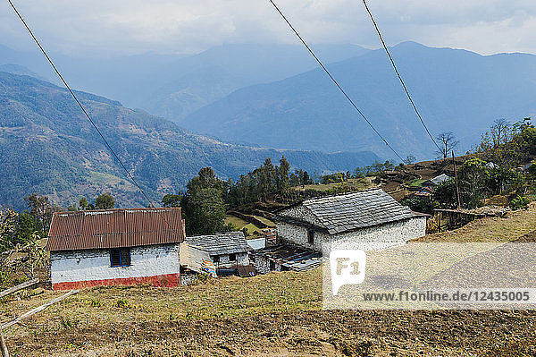 Himalaya-Gebirge vom Bergdorf Dhampus aus gesehen  Nepal  Asien