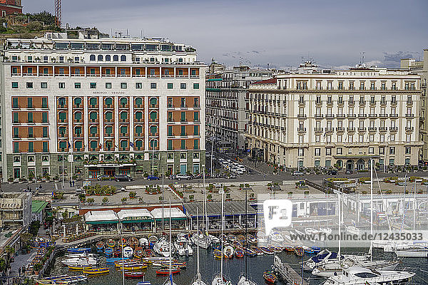 Blick auf die Uferpromenade mit Hotels und Yachthafen von der Festung Castel dell Ovo aus gesehen  Neapel  Kampanien  Italien  Europa