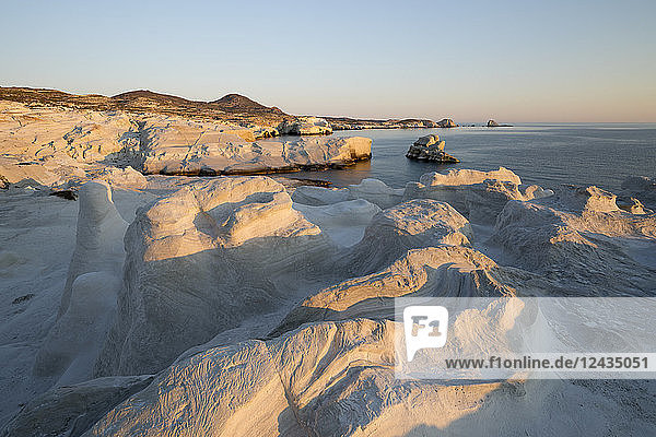 Vulkanische Felsformationen bei Sarakiniko an der Nordküste  Sarakiniko  Milos  Kykladen  Ägäisches Meer  Griechische Inseln  Griechenland  Europa