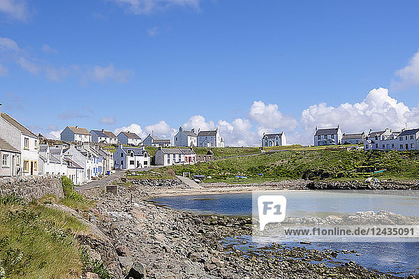 Cottages around harbour in village of Portnahaven  Isle of Islay  Argyll and Bute  Innere Hebriden  Schottland  Vereinigtes Königreich  Europa