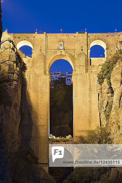 Puente Nuevo (Neue Brücke) bei Nacht beleuchtet  Ronda  Andalusien  Spanien  Europa