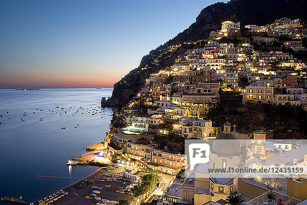 Sonnenuntergang mit Blick auf Positano an der Amalfiküste  UNESCO-Weltkulturerbe  Kampanien  Italien  Europa