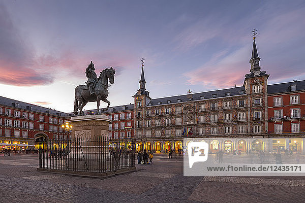 Blick auf die Statue von Philipp III. und die Architektur in der Calle Mayor in der Abenddämmerung  Madrid  Spanien  Europa