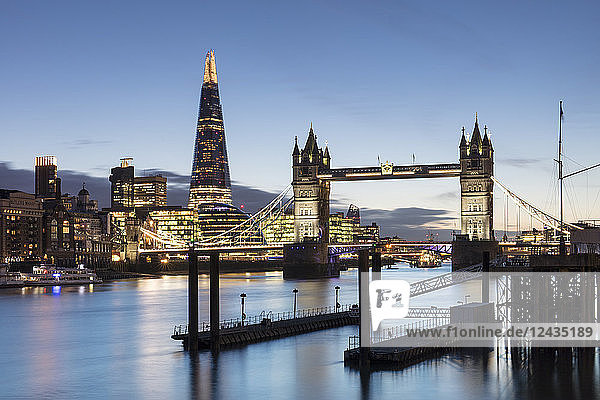 Tower Bridge und The Shard beleuchtet in der Abenddämmerung  London  England  Vereinigtes Königreich  Europa