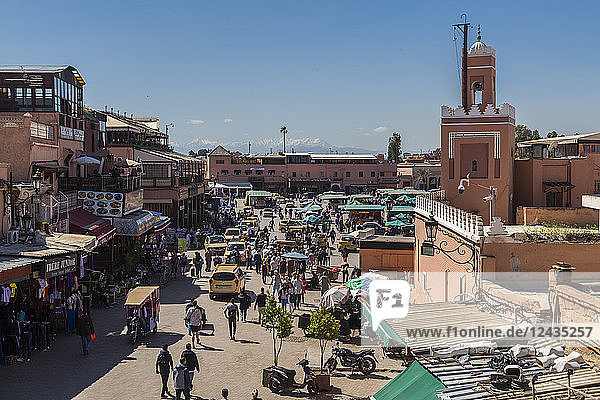 Erhöhter Blick auf den Platz Jemaa el Fna (Djemaa el Fnaa)  UNESCO-Weltkulturerbe  bei Tageslicht  Marrakesch  Marokko  Nordafrika  Afrika