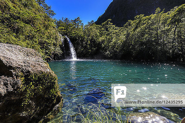 Wasserfall  See und blauer Himmel  Petrohue Los Enamorados Trail  Vicente Perez Rosales National Park  Frühling  Seengebiet  Chile  Südamerika