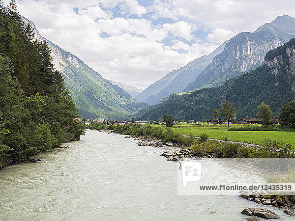 Bergfluss und Tal bei Engelberg  Schweizer Alpen  Schweiz  Europa