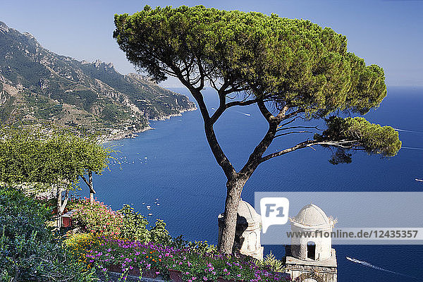 Blick auf die Amalfiküste von der Villa Rufolo in Ravello  Amalfiküste  UNESCO-Weltkulturerbe  Kampanien  Italien  Europa