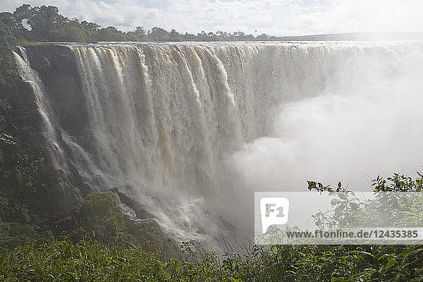 Der Sambesi stürzt über den Victoria-Wasserfall (Mosi-oa-Tunya)  UNESCO-Welterbe  an der Grenze zwischen Simbabwe und Sambia  Afrika
