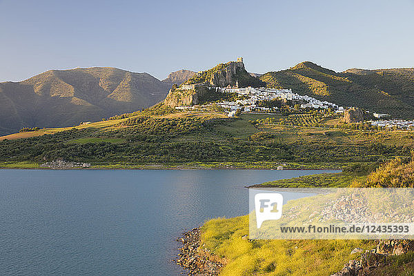 Maurische Burg über weißem Dorf und Stausee  Zahara de la Sierra  Naturpark Sierra de Grazalema  Andalusien  Spanien  Europa