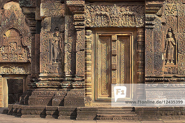 Detailed carving on the facade of a temple at Banteay Srei in Angkor  UNESCO World Heritage Site  Siem Reap  Cambodia  Indochina  Southeast Asia  Asia