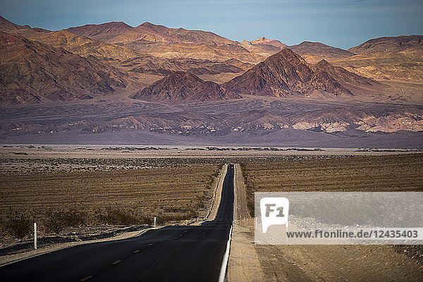 Highway durch das Death Valley mit Bergen in der Ferne  Kalifornien  Vereinigte Staaten von Amerika  Nordamerika