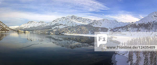 Panoramablick auf den Silsersee und Plaun da Lej im Winter  Region Maloja  Kanton Graubünden  Engadin  Schweiz  Europa (Drohne)