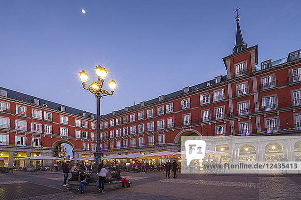 Blick auf die Restaurants auf der Plaza Mayor in der Abenddämmerung  Madrid  Spanien  Europa