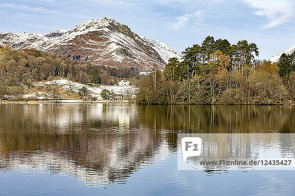 Eine perfekte Reflexion der schneebedeckten Berge und des Himmels im stillen Wasser von Grasmere  Lake District National Park  UNESCO-Weltkulturerbe  Cumbria  England  Vereinigtes Königreich  Europa