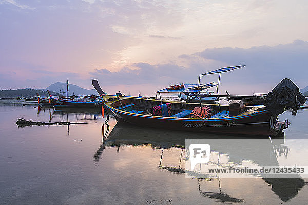 Longtail-Boot am Rawai Beach  Phuket  Thailand  Südostasien  Asien