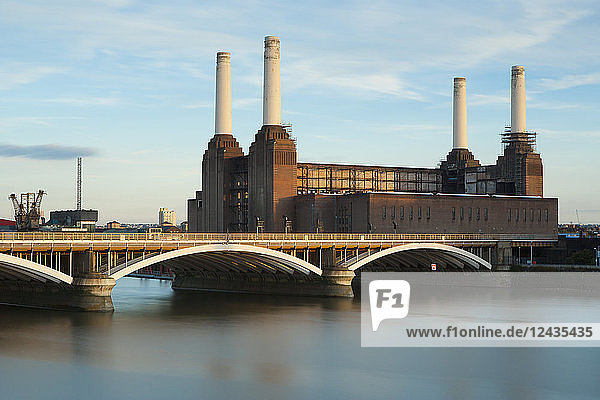 Battersea Power Station und Battersea Bridge  London  England  Vereinigtes Königreich  Europa