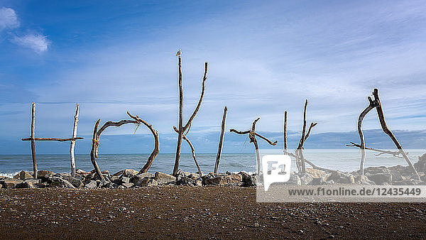 Hokitika Küste und Schild aus Treibholz  Hokitika  Westküste der Südinsel  Neuseeland  Pazifik