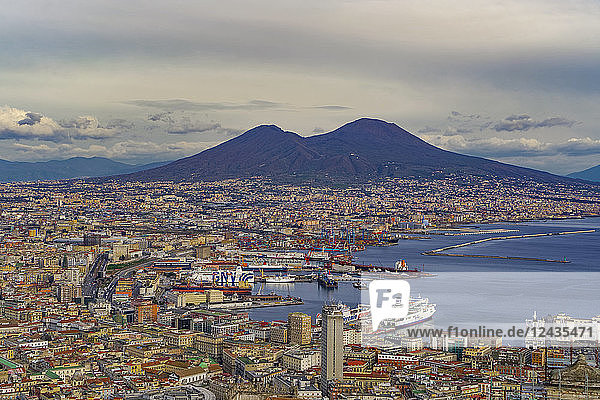 Panoramablick über den Hafen von Neapel mit Schiffen und dem Vulkan Vesuv  von der Burg Sant Elmo aus gesehen  Neapel  Kampanien  Italien  Europa