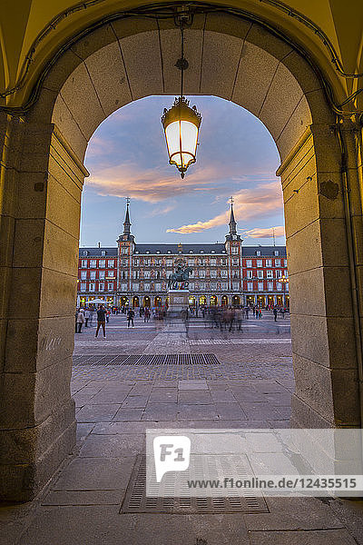 Blick auf die Casa de la Panaderia am Plaza Mayor durch den Torbogen in der Abenddämmerung  Madrid  Spanien  Europa