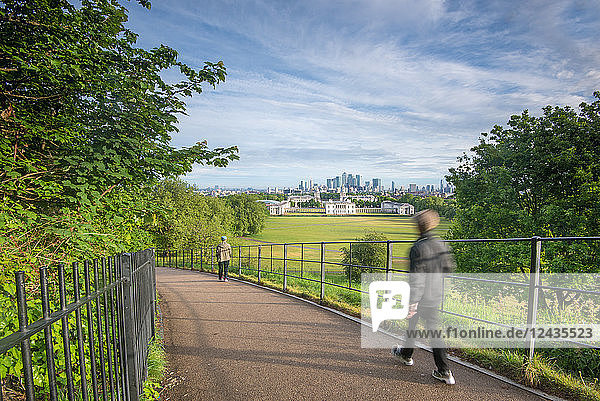 Spaziergang im Greenwich Park mit Canary Wharf im Hintergrund  London  England  Vereinigtes Königreich  Europa