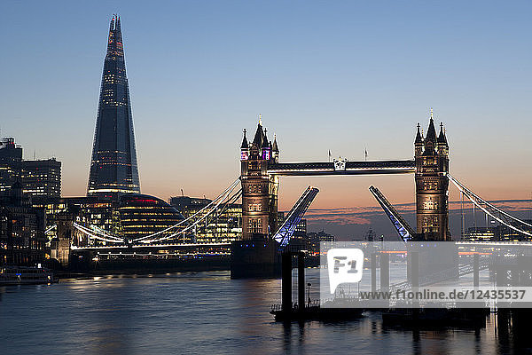 Tower Bridge bei Nacht beleuchtet  mit der Brücke über die Themse  London  England  Vereinigtes Königreich  Europa