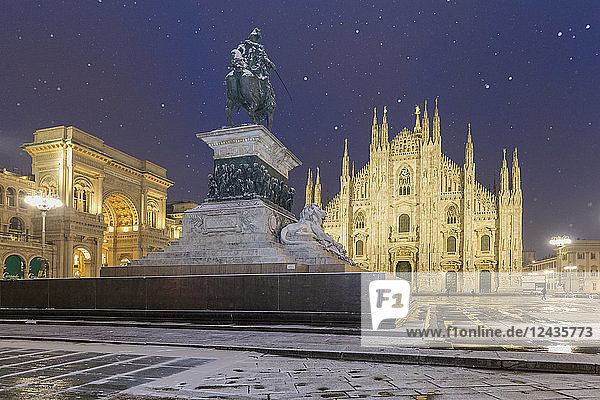 Napoleon-Denkmal auf der Piazza Duomo während eines Schneefalls in der Dämmerung  Mailand  Lombardei  Norditalien  Italien  Europa