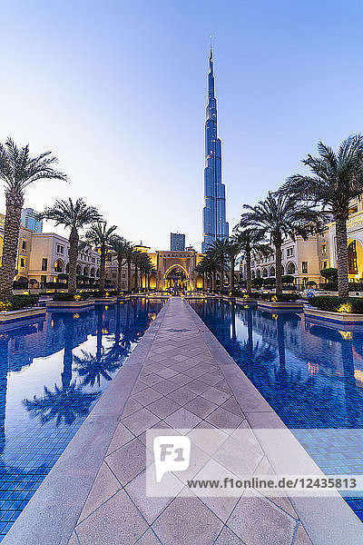 Burj Khalifa und Palace Hotel in der Abenddämmerung  Downtown  Dubai  Vereinigte Arabische Emirate  Naher Osten