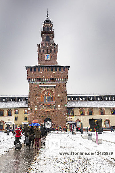 Tourist spaziert im Hof des Schlosses Sforza während eines Schneefalls  Mailand  Lombardei  Norditalien  Italien  Europa