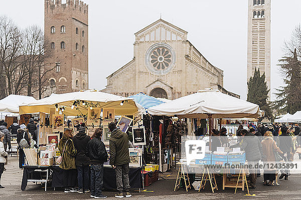 Sonntags-Antiquitätenmarkt mit Basilica di San Zeno Maggiore im Hintergrund  Verona  Provinz Venetien  Italien  Europa