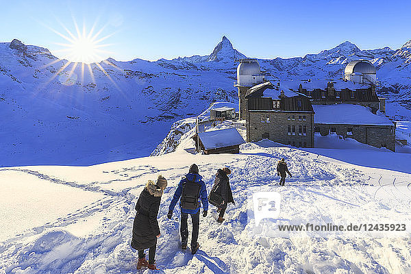 Touristen gehen im Schnee in der Nähe des astronomischen Observatoriums von Gornergrat  Zermatt  Kanton Wallis  Schweiz  Europa