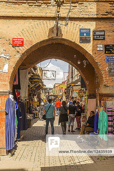 Kleidungsstücke zu verkaufen auf dem Markt von Rahba Qedima  Marrakesch (Marrakech)  Marokko  Nordafrika  Afrika