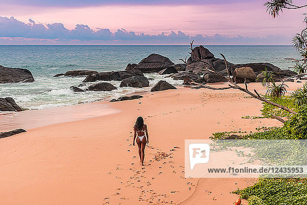 Model schlendert am Strand vor Sonnenuntergang am Kumu Beach  Sri Lanka  Asien
