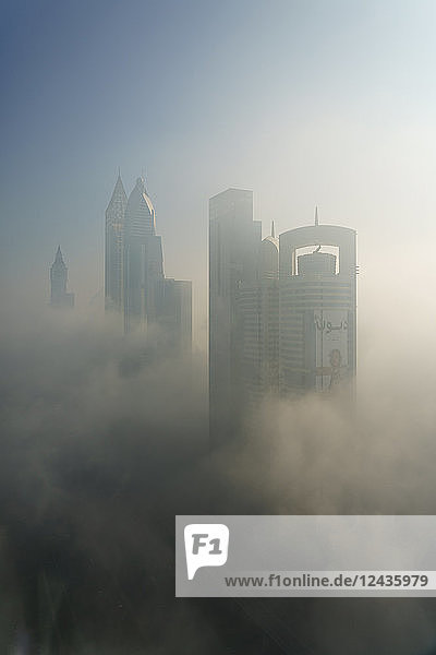 Ein nebliger Morgen umhüllt Wolkenkratzer in Dubai  Vereinigte Arabische Emirate  Naher Osten