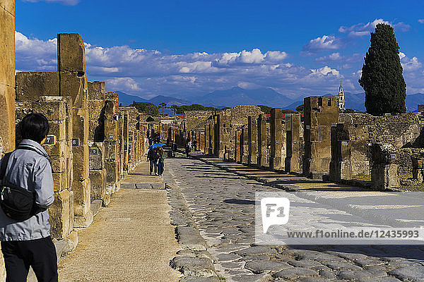 Via dell'Abbondanza  die antike Hauptstraße mit Steinen und Hausnummerierung  Pompeji  UNESCO-Weltkulturerbe  Kampanien  Italien  Europa