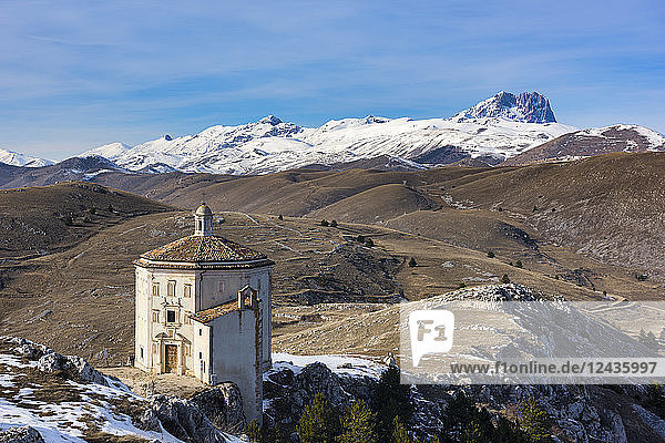 Kirche Santa Maria della Pieta und Corno Grande im Winter  Nationalpark Gran Sasso e Monti della Laga  Abruzzen  Italien  Europa