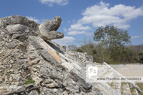 Schlangenkopf  Tempel der Krieger  Maya-Ruinen  Mayapan Archäologische Stätte  Yucatan  Mexiko  Nordamerika